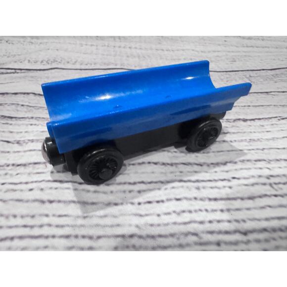 Thomas & Friends Wooden Railways Blue Barrel Car - Picture 1 of 3